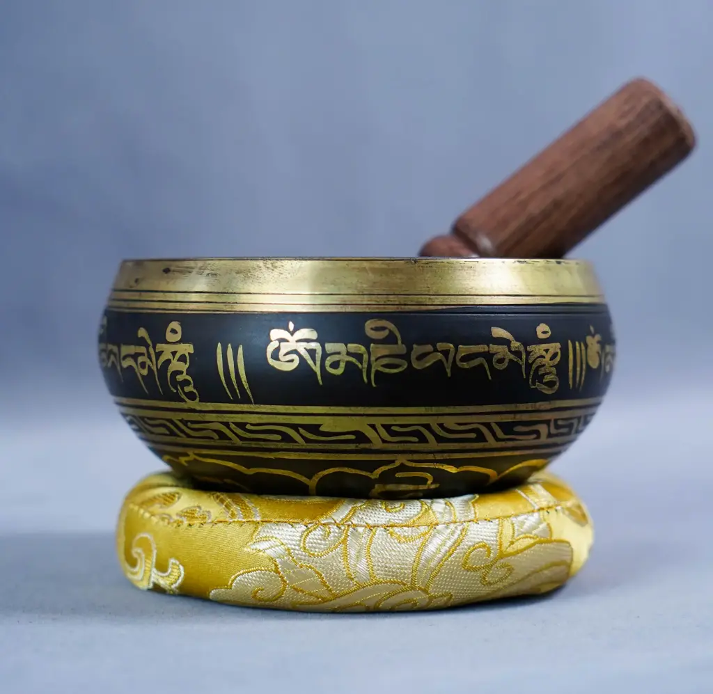 Endless Knot & Om Mani Padme Hum Singing Bowl – 10cm Black Etched